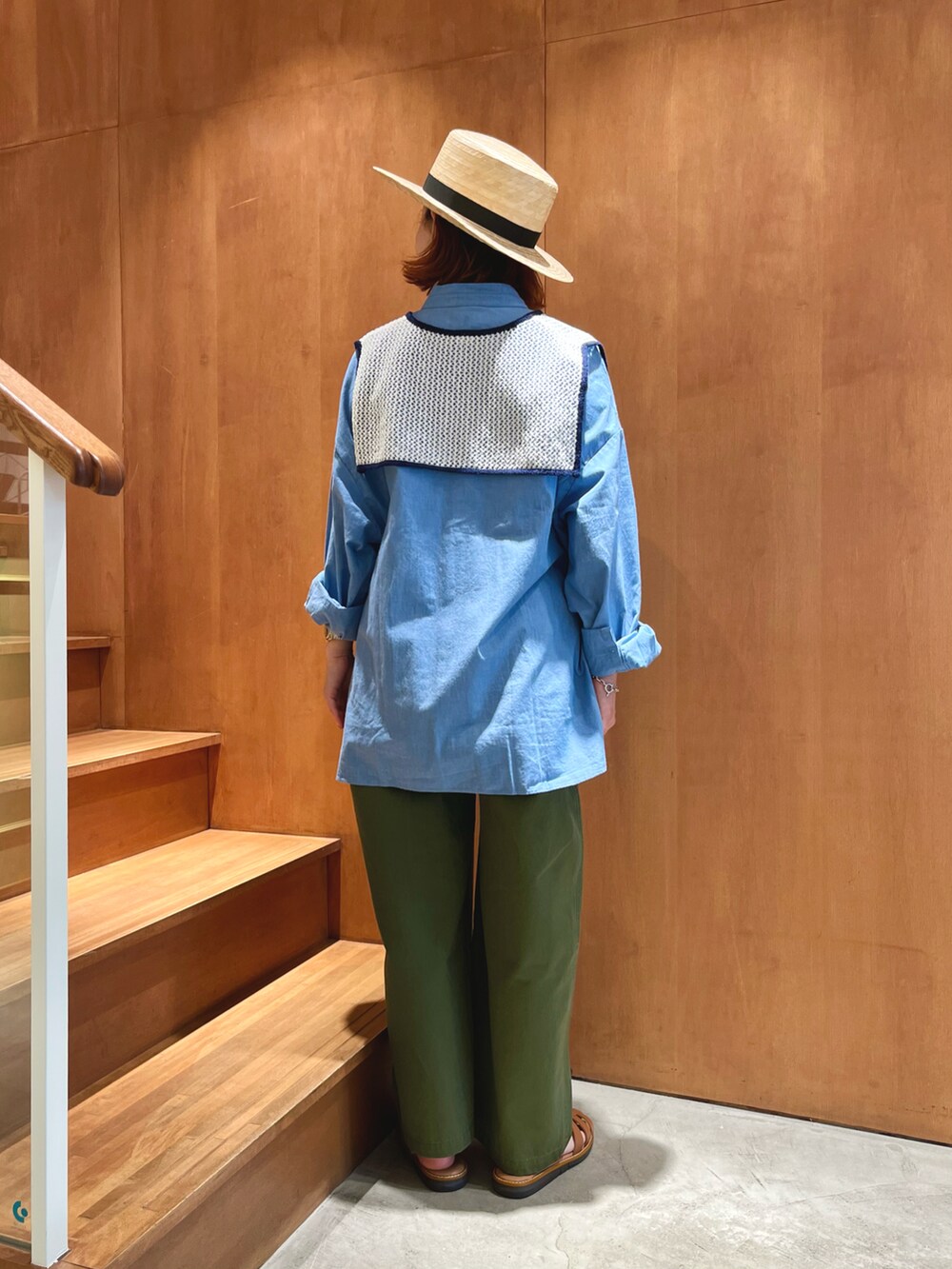 ブルー系のシャツ/ブラウス、グリーン系のチノパンツ、ホワイト系の付け襟を着用したレディースの夏コーディネートの4枚目の写真