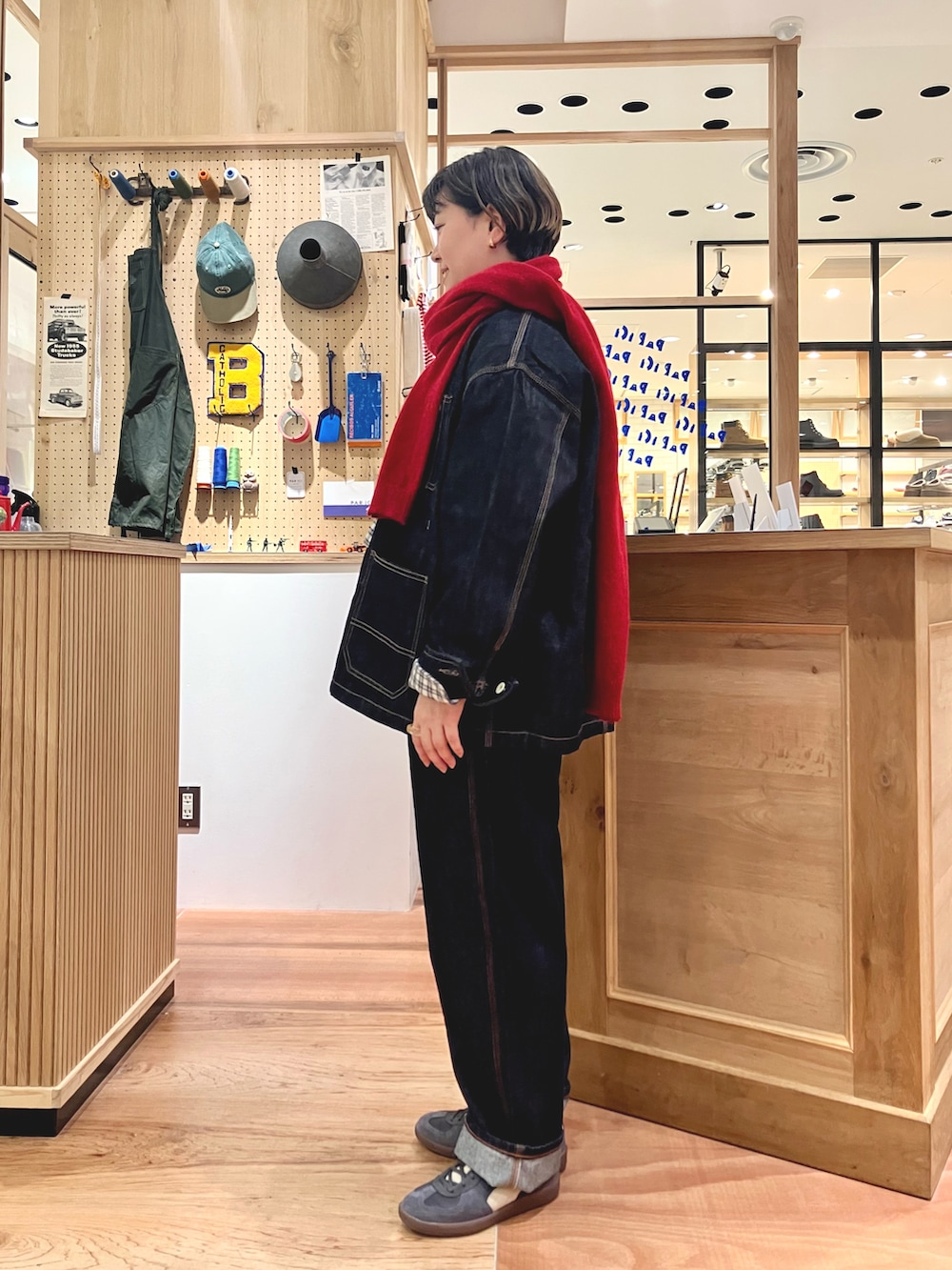 ブルー系のカバーオール、ホワイト系のシャツ/ブラウス、ブルー系のデニムパンツを着用したレディースの秋コーディネートの2枚目の写真