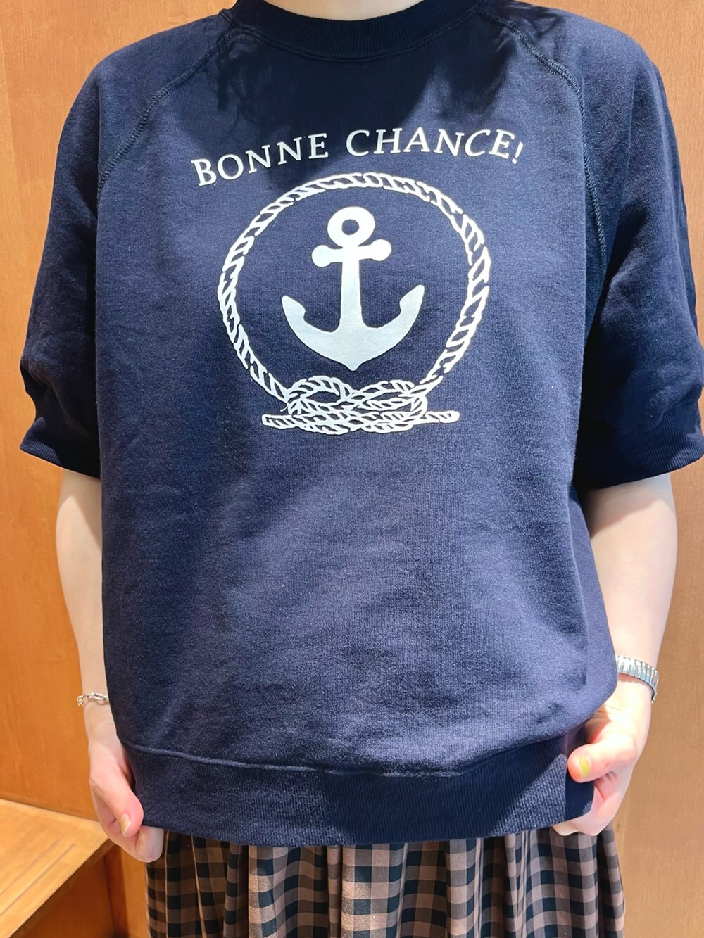 ブルー系のTシャツ/カットソー、ブラウン系のスカートを着用したレディースの夏コーディネートの3枚目の写真