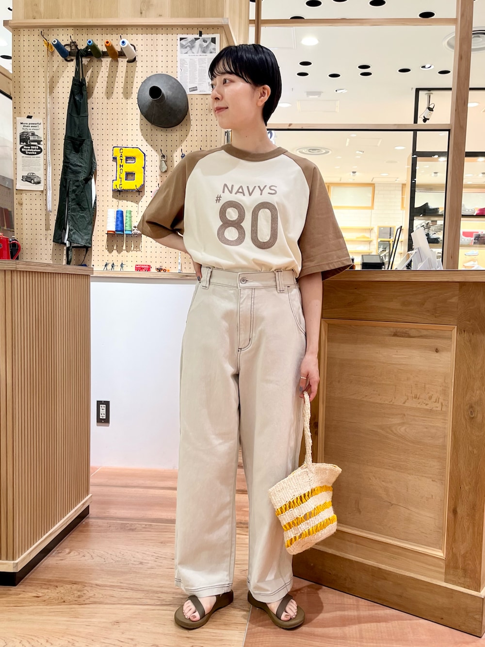 ブラウン系のTシャツ/カットソー、ブラウン系のシャツワンピース、ホワイト系のデニムパンツを着用したレディースの夏コーディネートの3枚目の写真