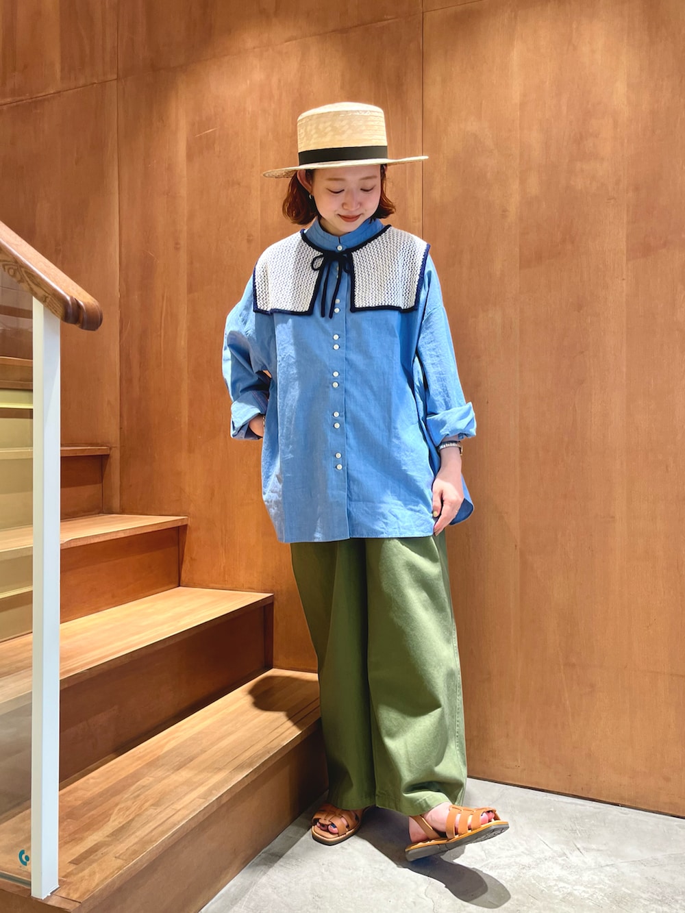 ブルー系のシャツ/ブラウス、グリーン系のチノパンツ、ホワイト系の付け襟を着用したレディースの夏コーディネートの2枚目の写真