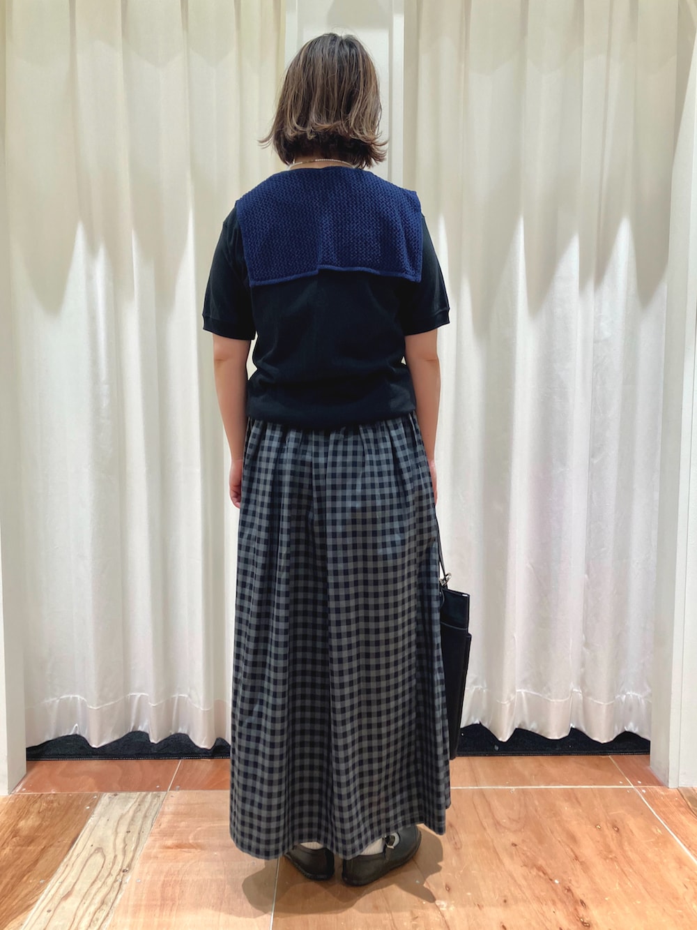 ブラック系のTシャツ/カットソー、グレー系のスカート、ブルー系の付け襟を着用したレディースの夏コーディネートの2枚目の写真