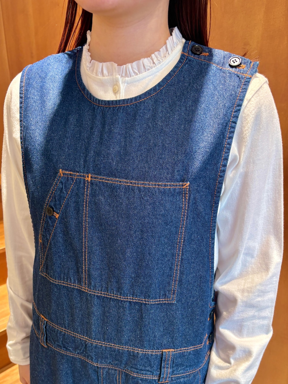 ホワイト系のTシャツ/カットソー、ブルー系のシャツ/ブラウス、ホワイト系のトートバッグを着用したレディースの春コーディネートの9枚目の写真