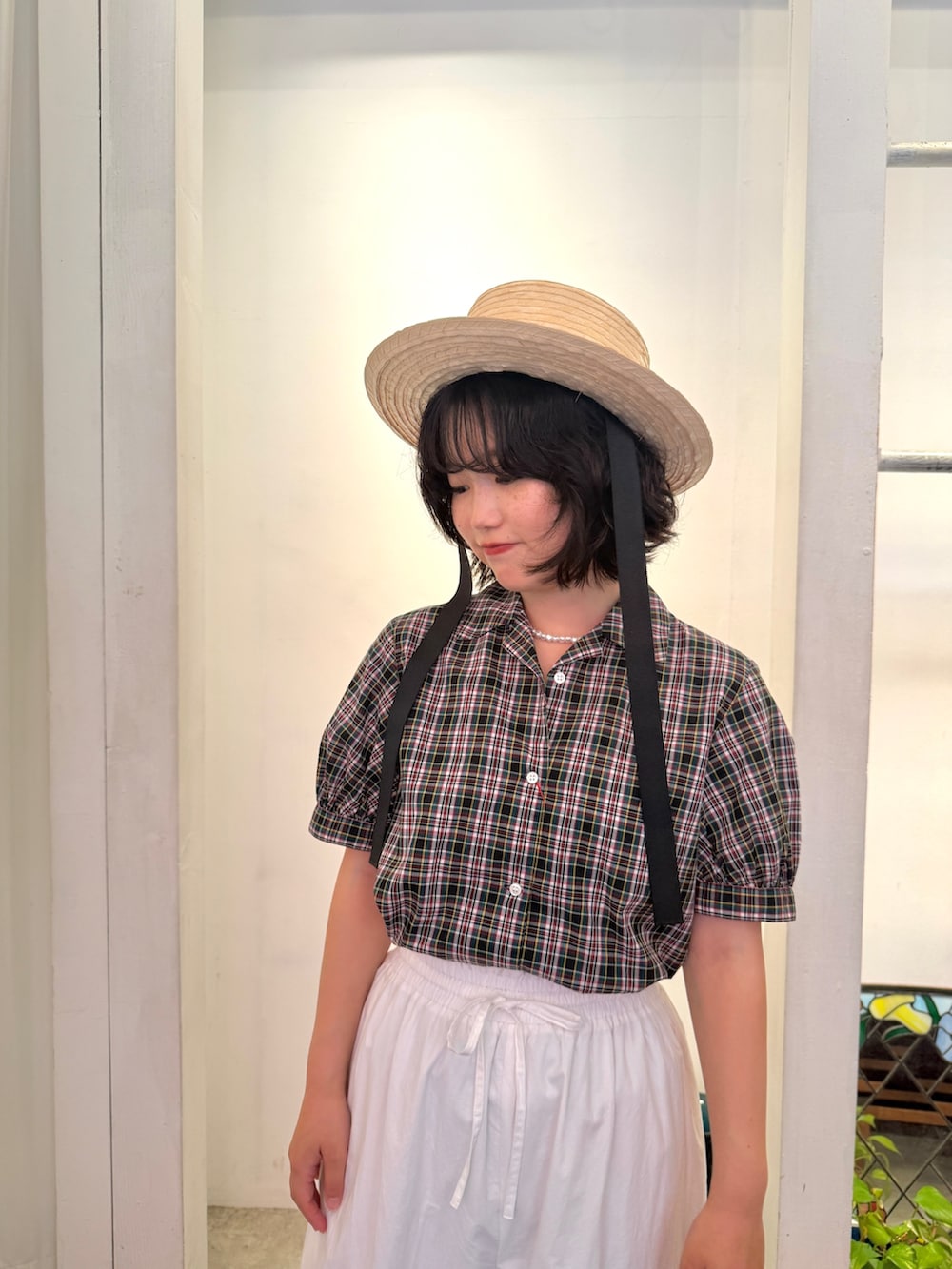 グリーン系のシャツ/ブラウス、ホワイト系のその他パンツを着用したレディースの夏コーディネートの3枚目の写真