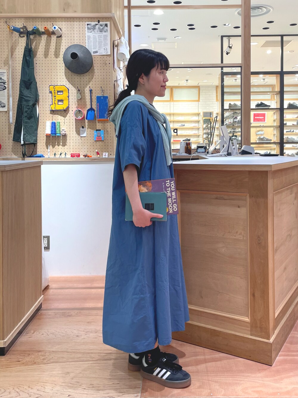 ブルー系のワンピース、ブルー系のカーディガン/ボレロを着用したレディースの春コーディネートの2枚目の写真