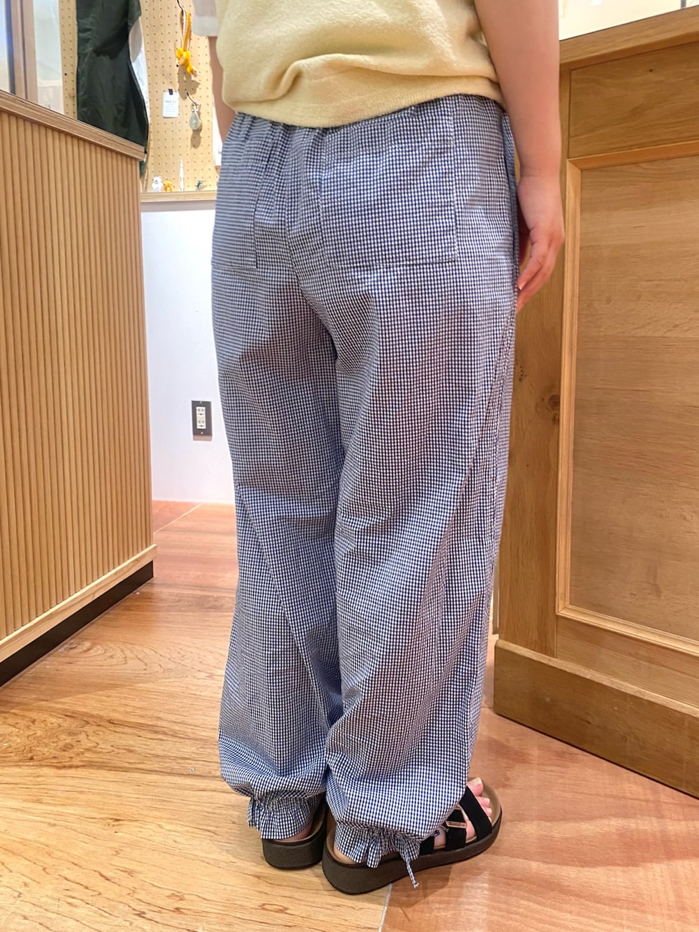 ブルー系のその他パンツ、ホワイト系のシャツ/ブラウス、ホワイト系のベストを着用したレディースの夏コーディネートの6枚目の写真