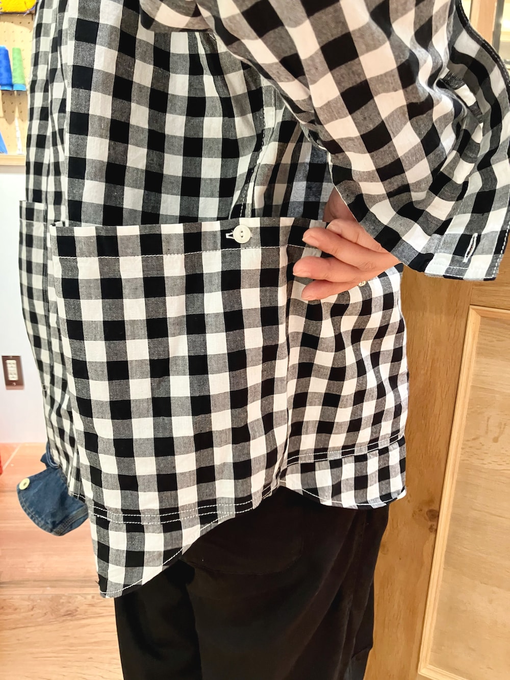 ブルー系のカバーオール、ブラック系のシャツ/ブラウス、ブルー系のTシャツ/カットソーを着用したレディースの秋コーディネートの5枚目の写真