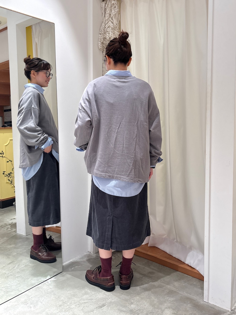 ブルー系のシャツ/ブラウス、グレー系のTシャツ/カットソー、グレー系のスカートを着用したレディースの秋コーディネートの3枚目の写真