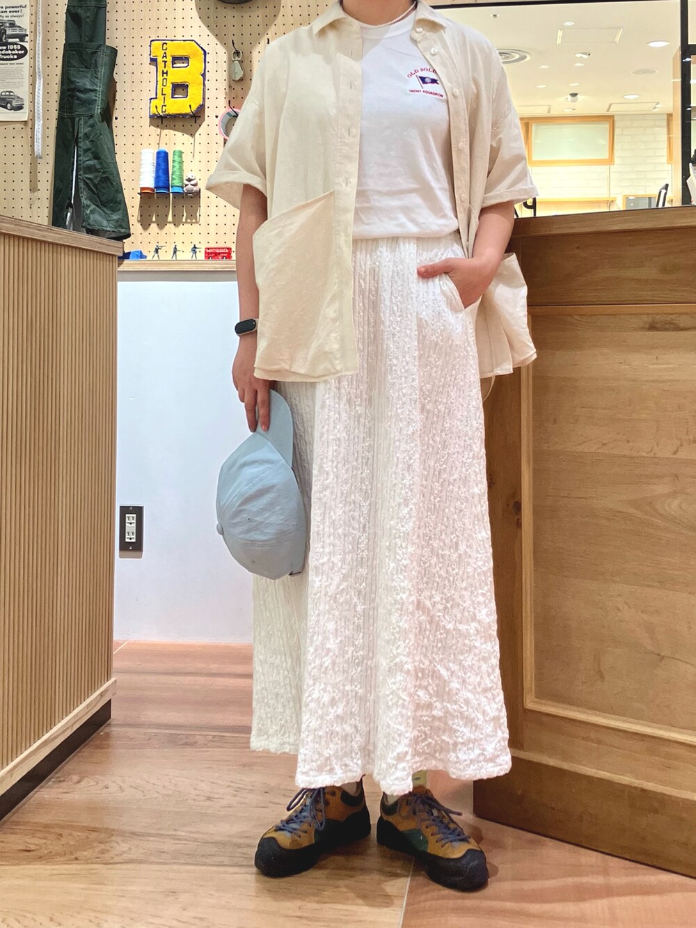 ホワイト系のシャツ/ブラウス、ホワイト系のスカートを着用したレディースの夏コーディネートの3枚目の写真