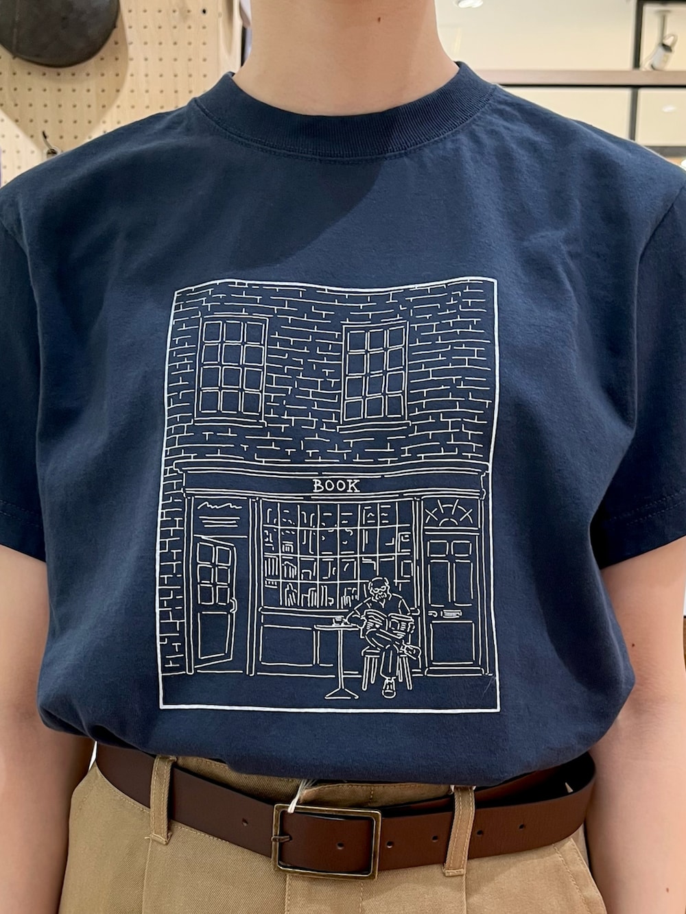 ホワイト系のシャツ/ブラウス、ブルー系のTシャツ/カットソー、ベージュ系のチノパンツを着用したレディースの夏コーディネートの5枚目の写真