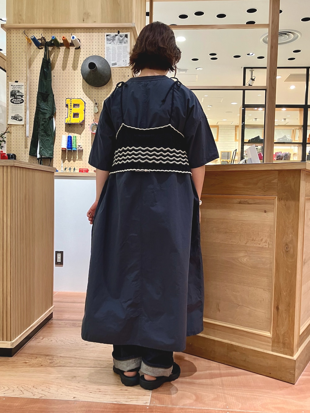 その他のワンピース、ブラック系のベスト、ブルー系のデニムパンツを着用したレディースの春コーディネートの4枚目の写真