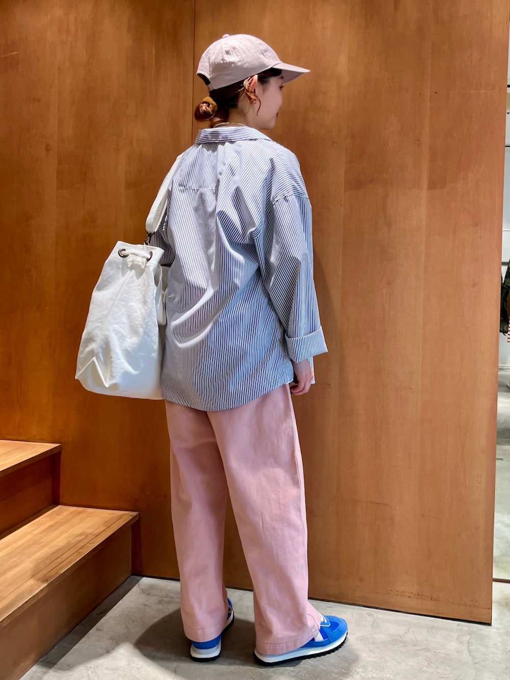 ブルー系のシャツ/ブラウス、ホワイト系のTシャツ/カットソー、ホワイト系のトートバッグを着用したレディースの春コーディネートの2枚目の写真