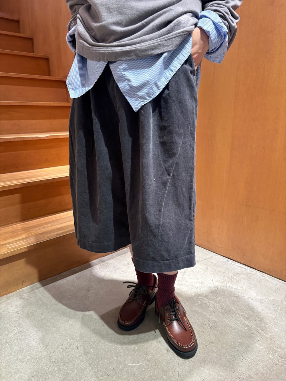 ブルー系のシャツ/ブラウス、グレー系のTシャツ/カットソー、グレー系のスカートを着用したレディースの秋コーディネートの7枚目の写真