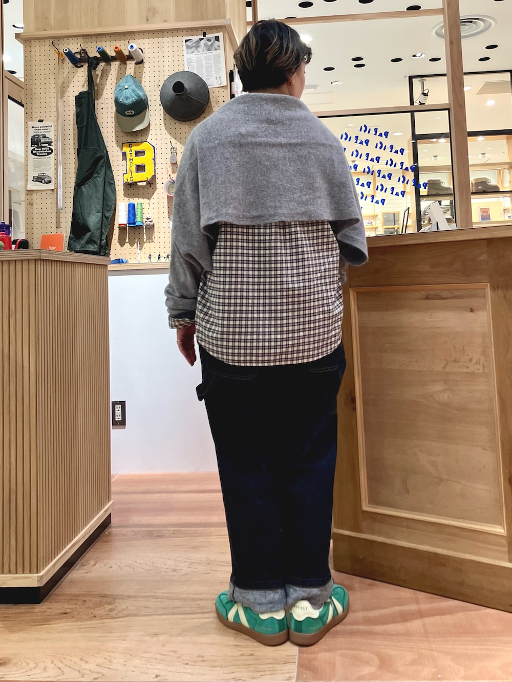 ブルー系のシャツ/ブラウス、ブルー系のサロペット/オーバーオールを着用したレディースの秋コーディネートの2枚目の写真