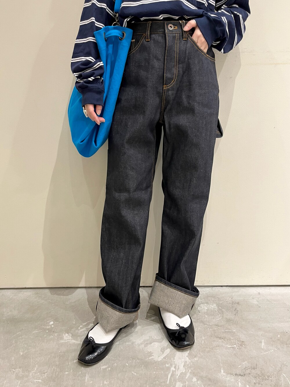 ブルー系のTシャツ/カットソー、ブルー系のデニムパンツ、ブルー系のトートバッグを着用したレディースの秋コーディネートの4枚目の写真