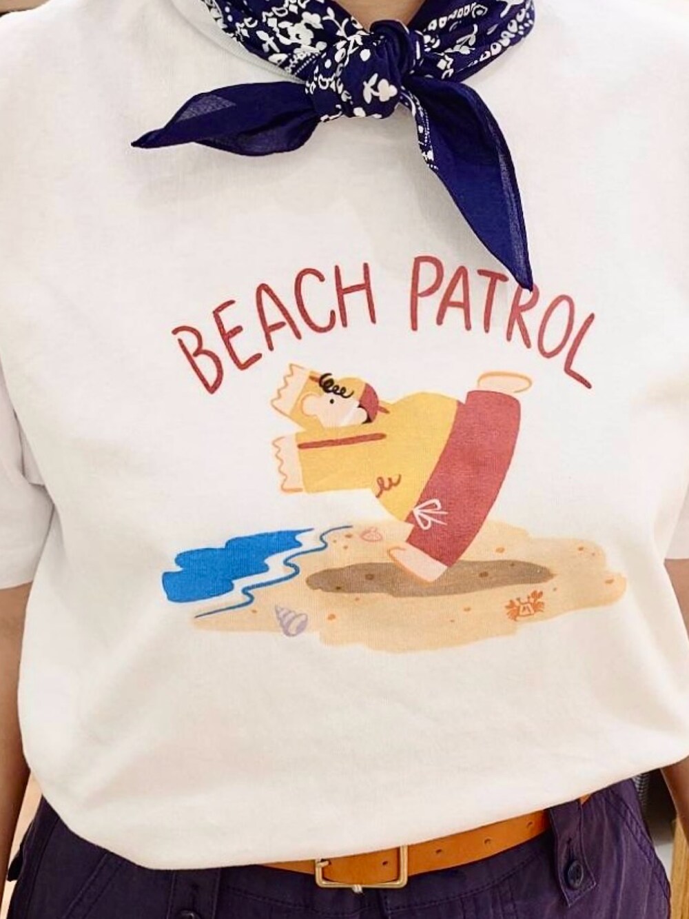 ブルー系のその他パンツ、ホワイト系のショルダーバッグ、ホワイト系のTシャツ/カットソーを着用したレディースの夏コーディネートの6枚目の写真