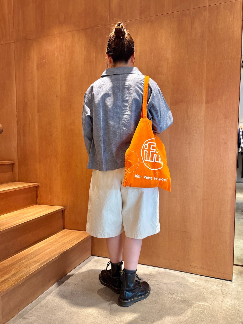 ブルー系のその他アウター、ホワイト系のその他パンツを着用したレディースの春コーディネートの3枚目の写真