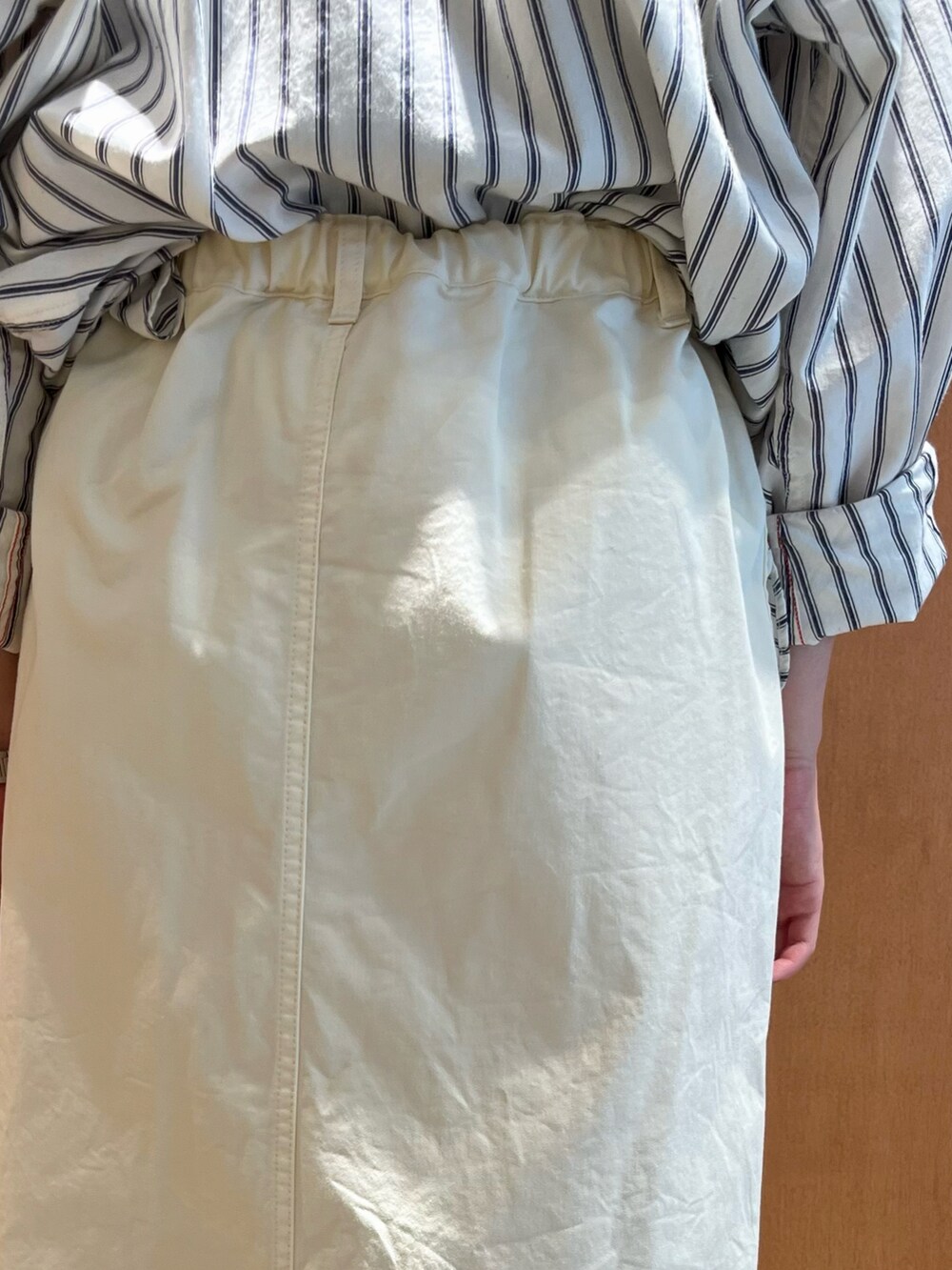 ホワイト系のスカート、その他のシャツ/ブラウスを着用したレディースの夏コーディネートの5枚目の写真