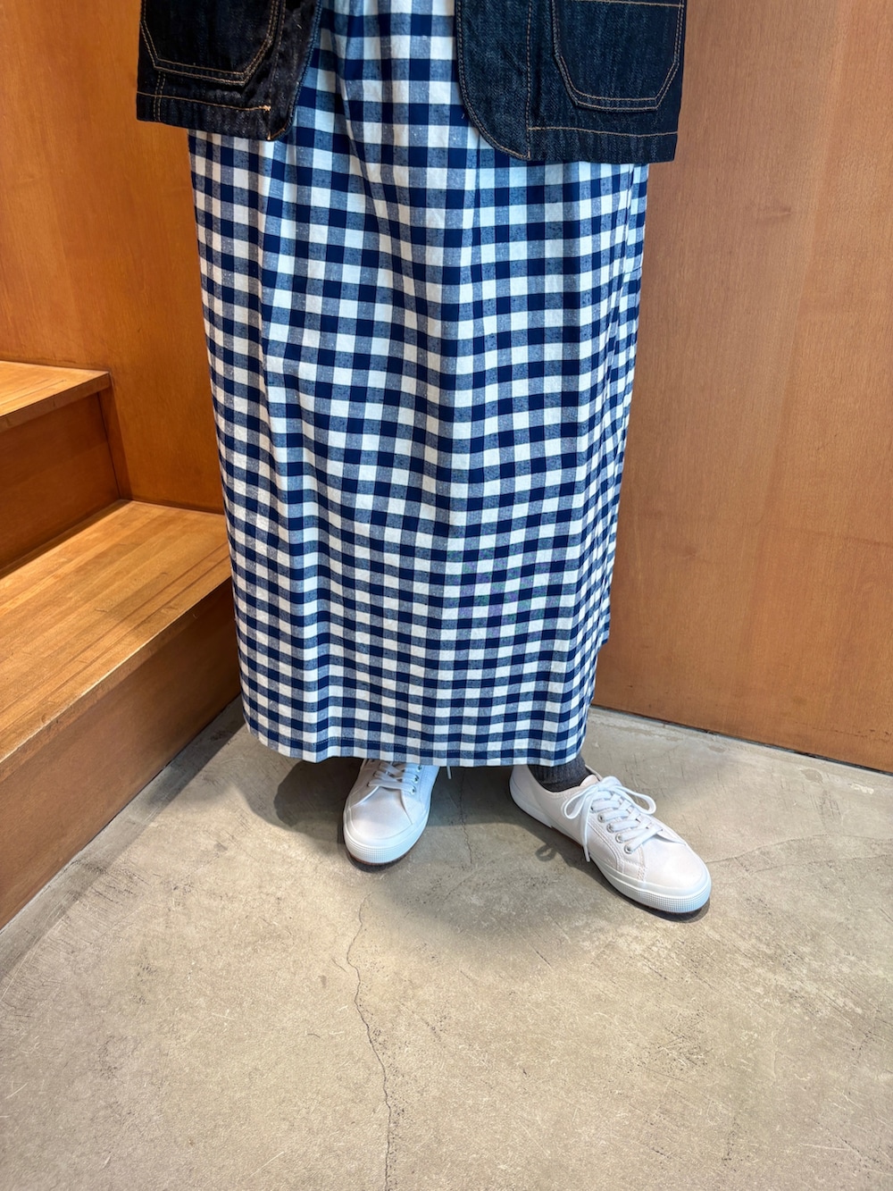 ブルー系のカバーオール、ブルー系のワンピース、ホワイト系のシャツ/ブラウスを着用したレディースの春コーディネートの10枚目の写真