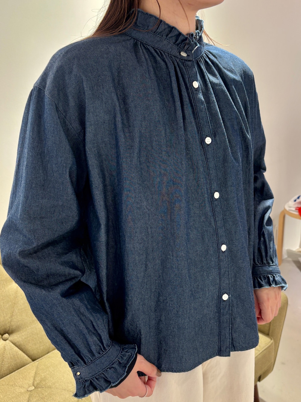 ブルー系のTシャツ/カットソー、ブルー系のシャツ/ブラウス、ホワイト系のチノパンツを着用したレディースの秋コーディネートの4枚目の写真