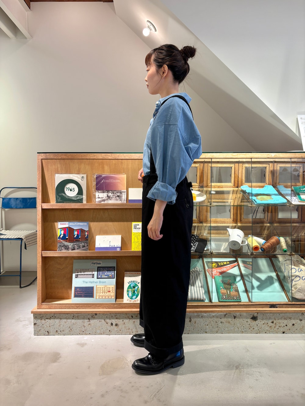 ブルー系のシャツ/ブラウス、ホワイト系のTシャツ/カットソー、ブラック系のその他パンツを着用したレディースの夏コーディネートの3枚目の写真