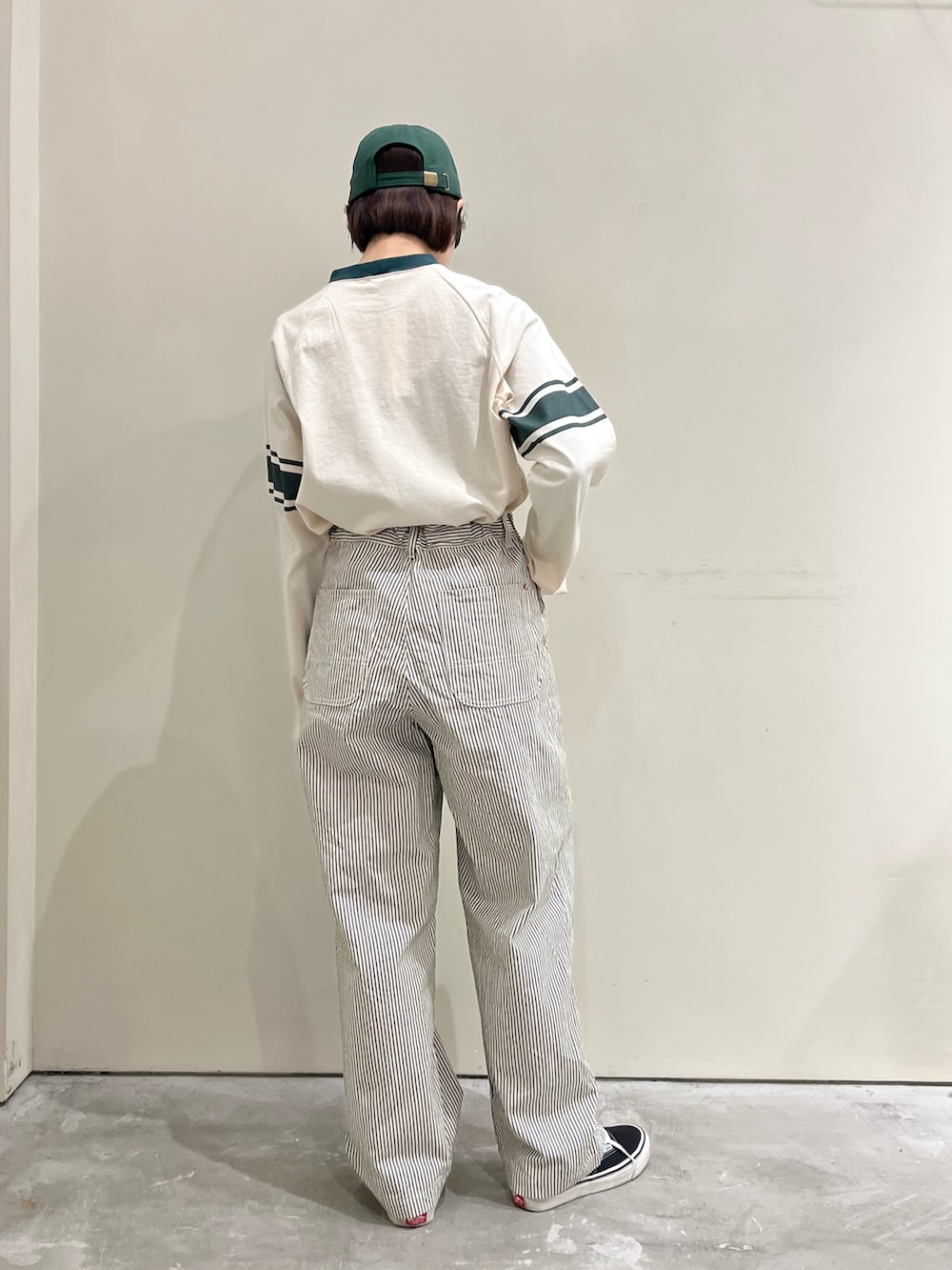 ホワイト系のTシャツ/カットソー、グリーン系のその他パンツを着用したレディースの冬コーディネートの3枚目の写真