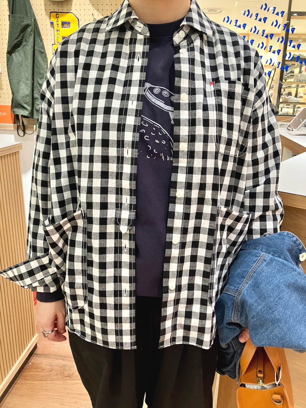 ブルー系のカバーオール、ブラック系のシャツ/ブラウス、ブルー系のTシャツ/カットソーを着用したレディースの秋コーディネートの4枚目の写真