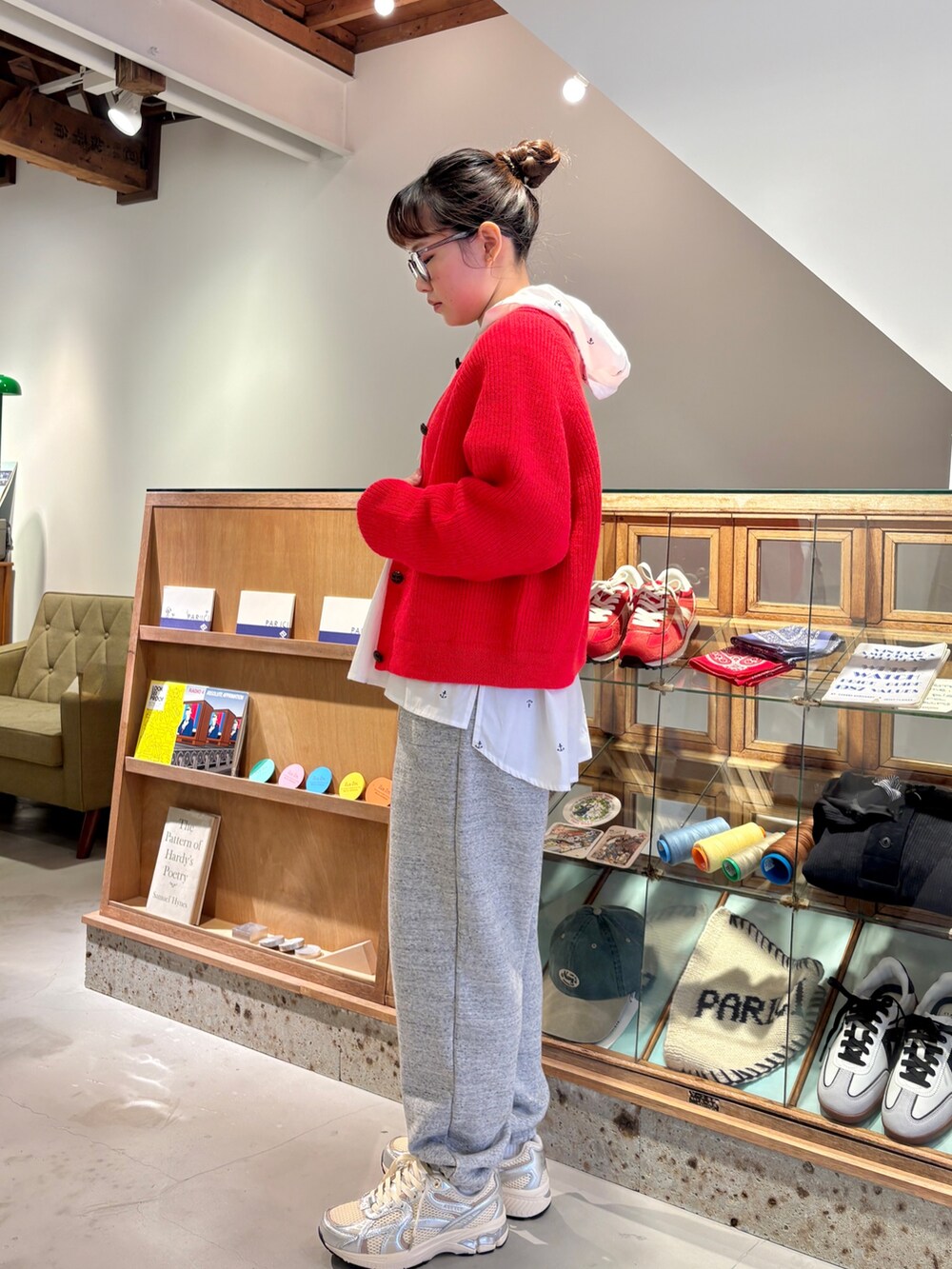 ホワイト系のシャツ/ブラウス、オレンジ系のカーディガン/ボレロ、グレー系のスウェットパンツを着用したレディースの冬コーディネートの3枚目の写真