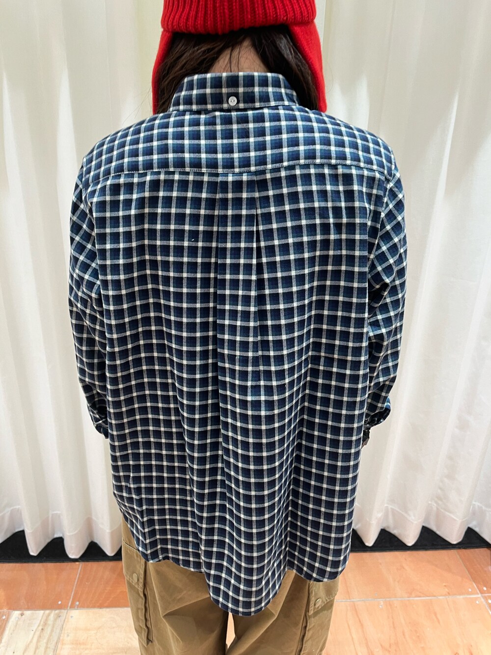 ブルー系のシャツ/ブラウス、ベージュ系のカーゴパンツを着用したレディースの秋コーディネートの5枚目の写真