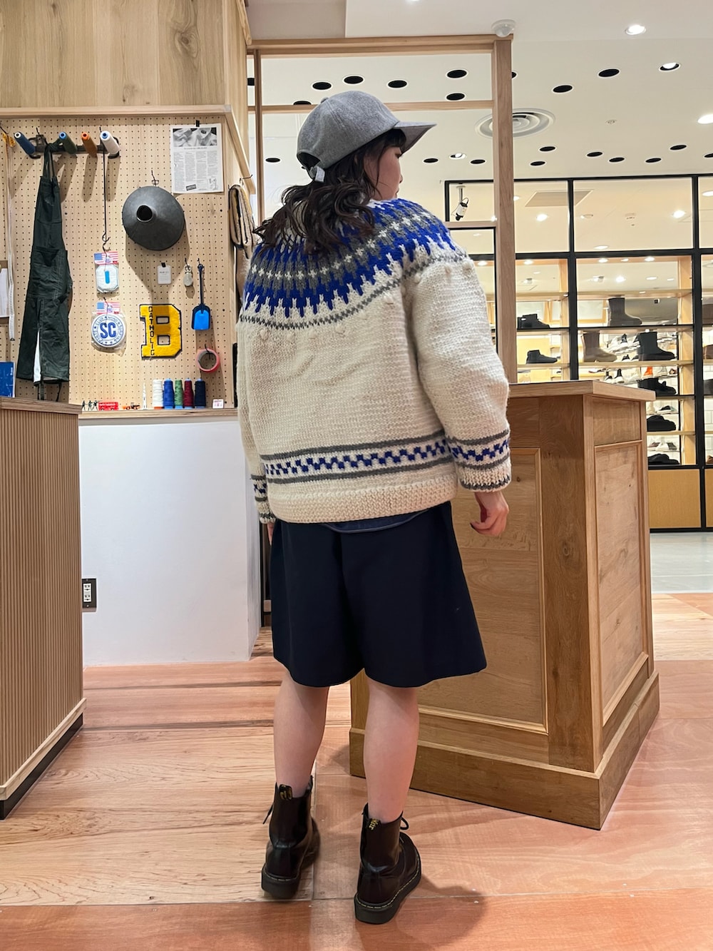 ホワイト系のニット/セーター、ブルー系のスラックス、ブルー系のシャツ/ブラウスを着用したレディースの秋コーディネートの3枚目の写真