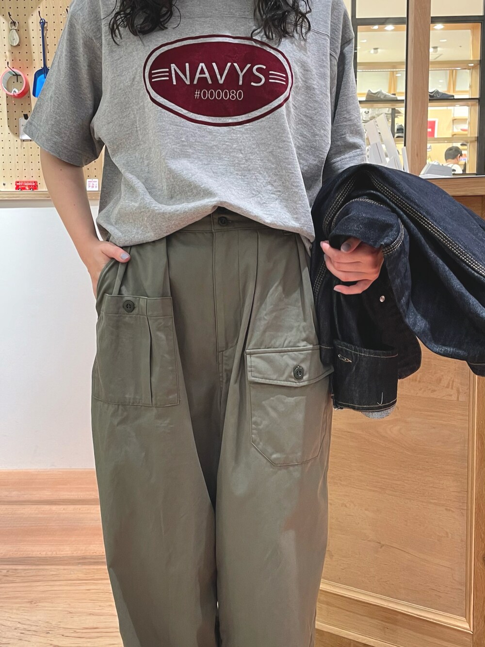 「PAR ICIのギャバ ミリタリーパンツ（その他パンツ、グリーン系）」を使った、PAR ICIさん（レディース・156cm）の春コーディネートの5枚目の写真