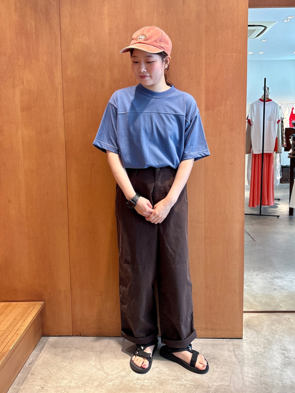 その他のシャツ/ブラウス、ブルー系のTシャツ/カットソー、ブラウン系のその他パンツを着用したレディースの夏コーディネートの5枚目の写真