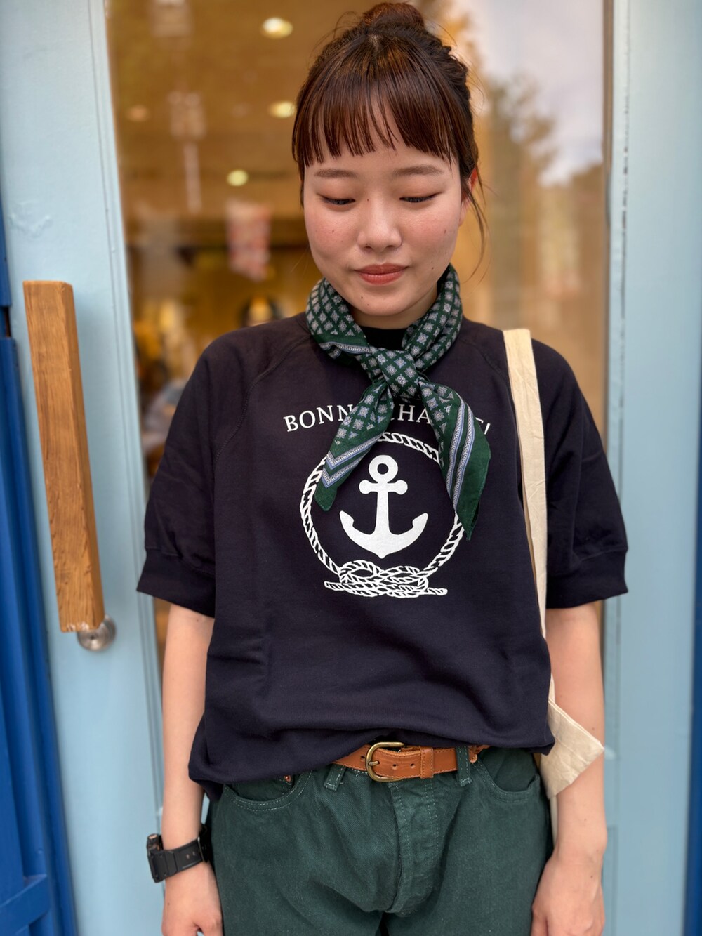 ブルー系のTシャツ/カットソーを着用したレディースの夏コーディネートの2枚目の写真