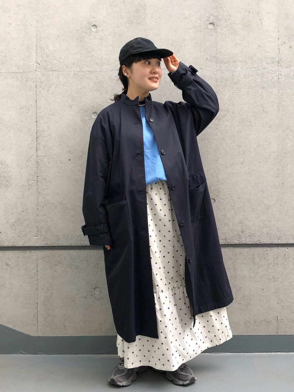 ブルー系のその他アウター、ブルー系のTシャツ/カットソー、ホワイト系のスカートを着用したレディースの冬コーディネートの2枚目の写真