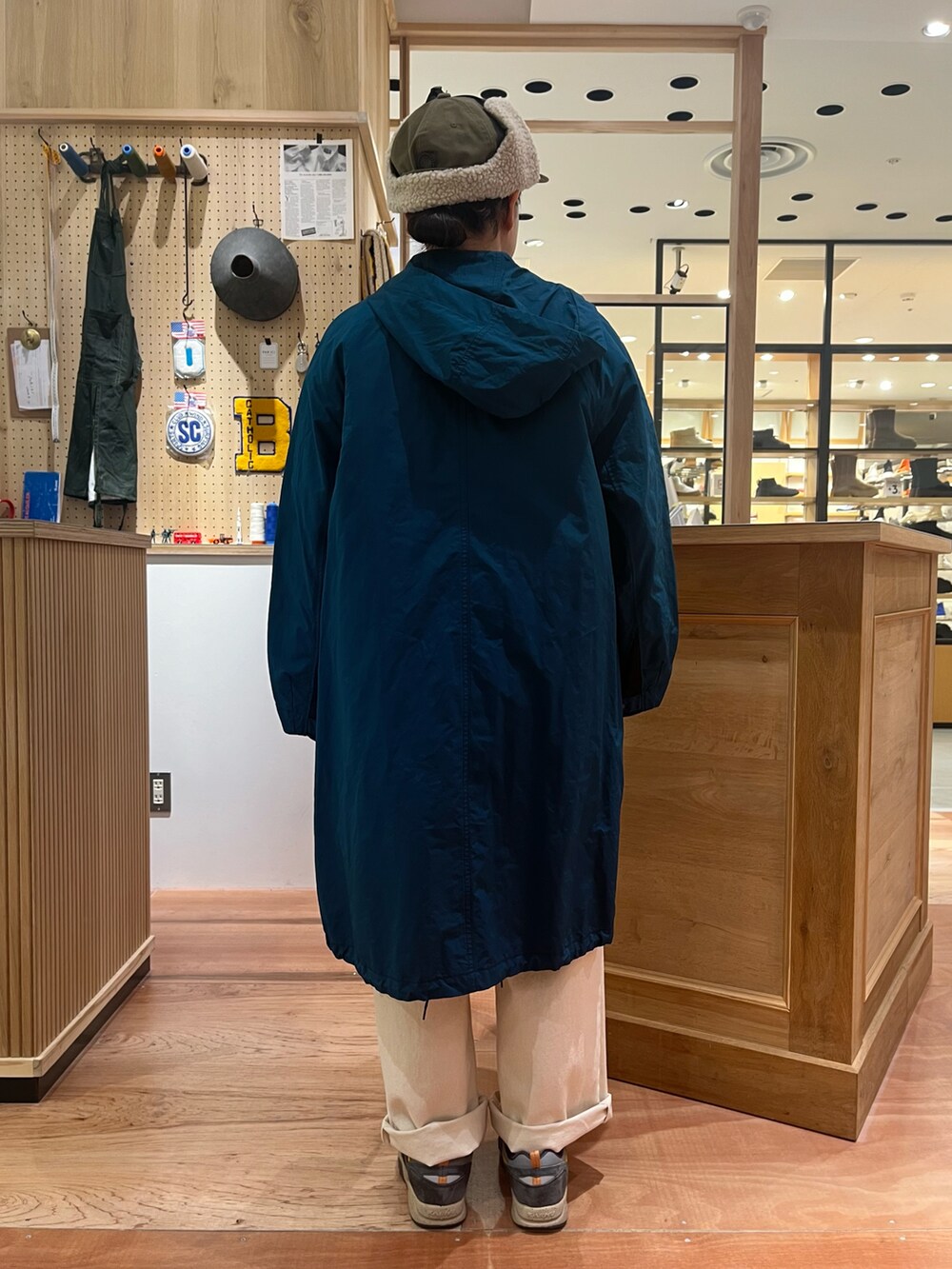 ブルー系のシャツ/ブラウス、ホワイト系のデニムパンツ、グリーン系のモッズコートを着用したレディースの秋コーディネートの3枚目の写真