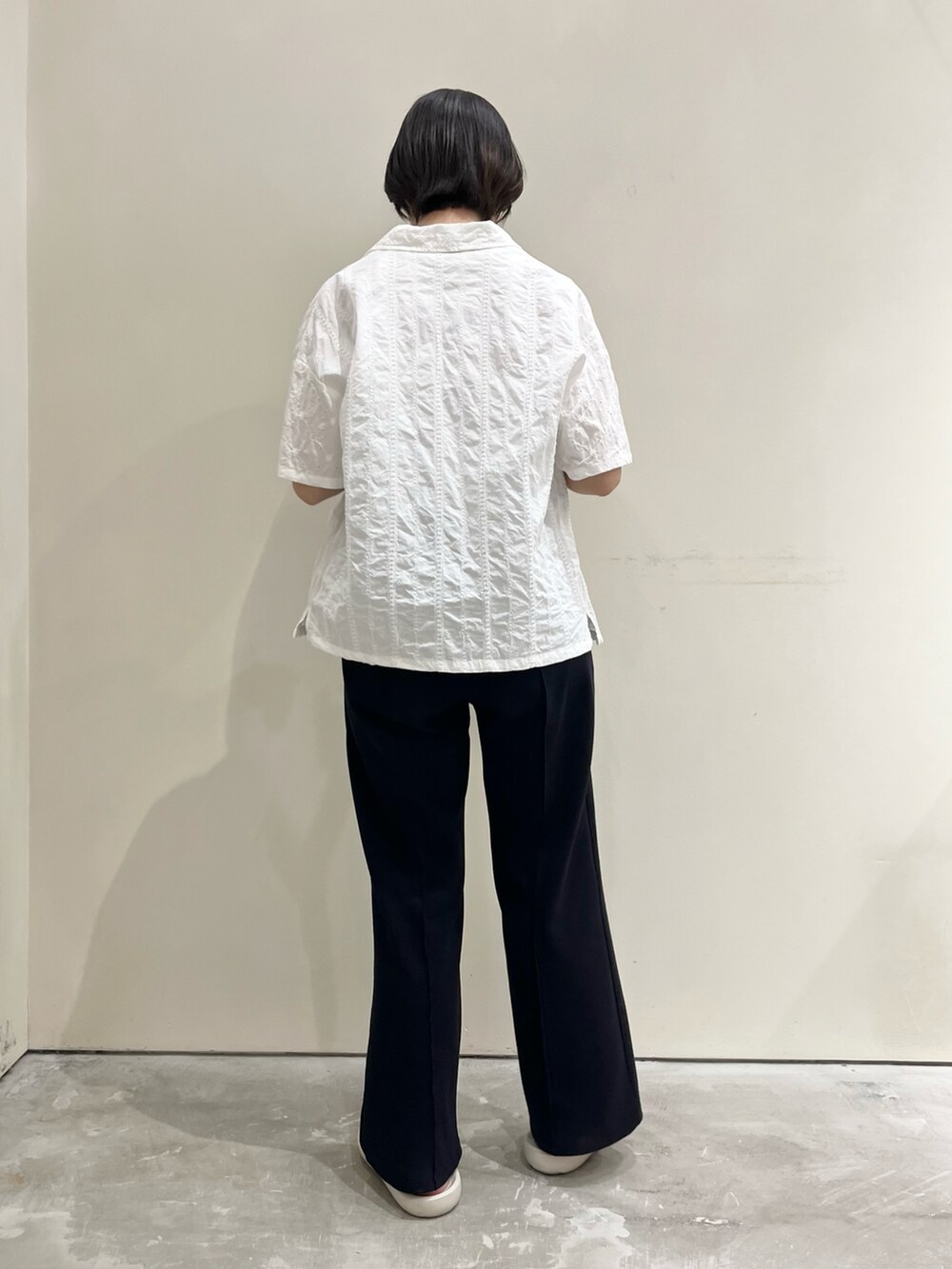 ホワイト系のシャツ/ブラウスを着用したレディースの夏コーディネートの2枚目の写真