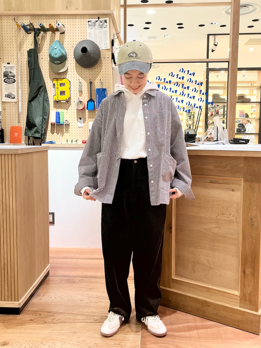 ブラウン系のシャツ/ブラウス、ホワイト系のTシャツ/カットソー、グリーン系のその他パンツを着用したレディースの秋コーディネートの2枚目の写真