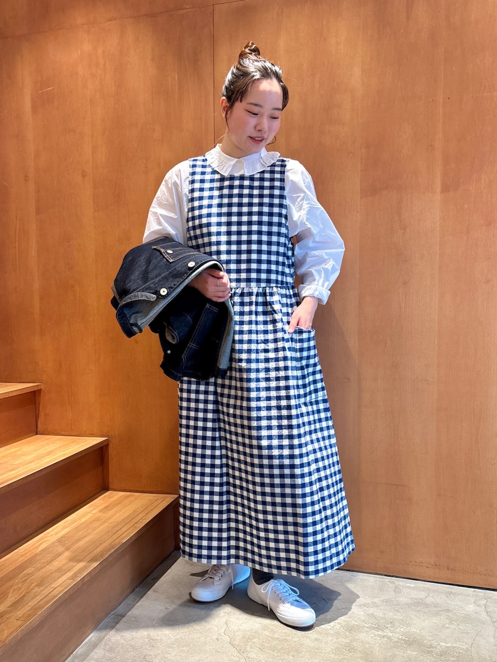 ブルー系のカバーオール、ブルー系のワンピース、ホワイト系のシャツ/ブラウスを着用したレディースの春コーディネートの3枚目の写真