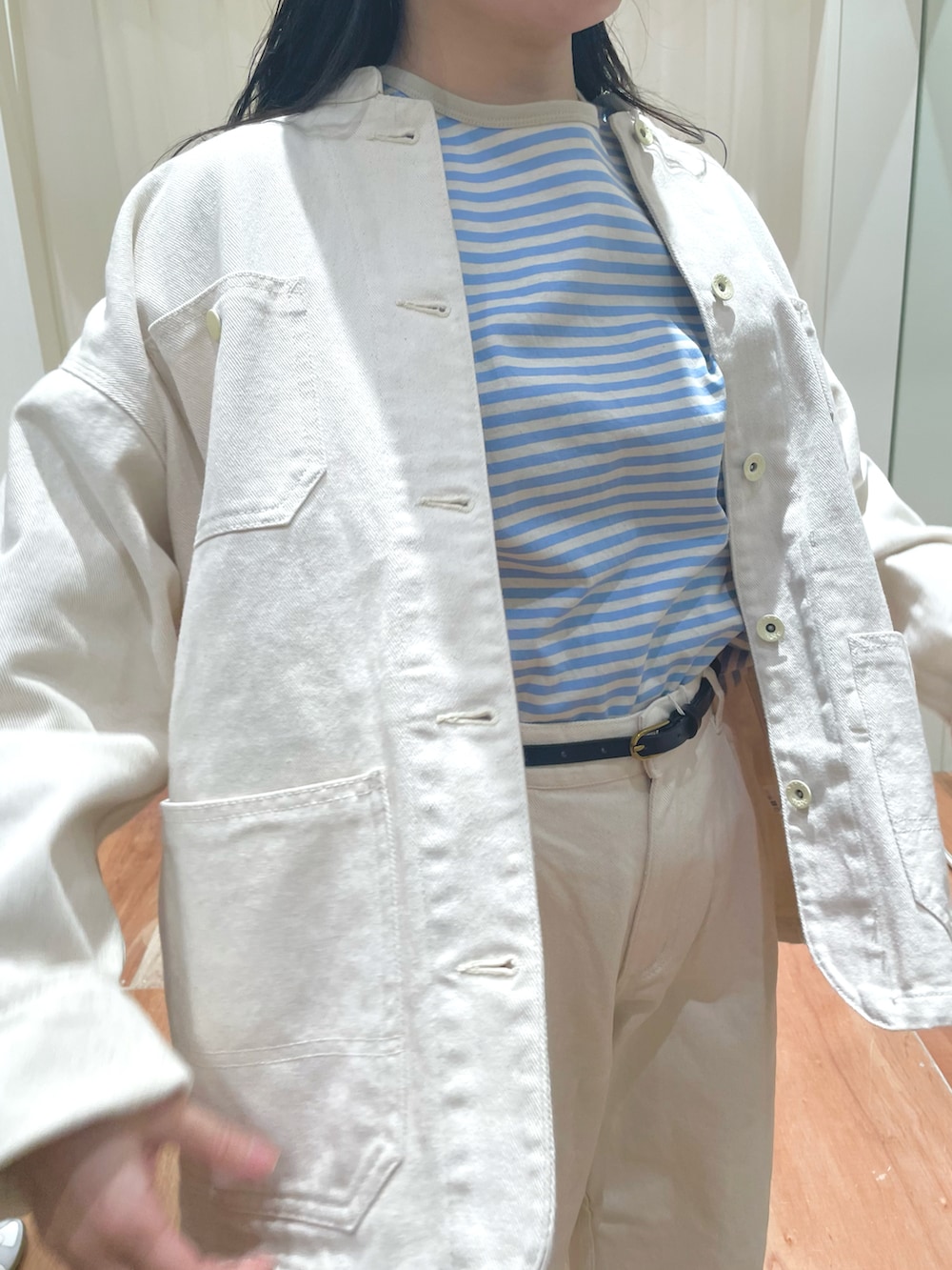 ホワイト系のカバーオール、ホワイト系のその他パンツ、ブルー系のTシャツ/カットソーを着用したレディースの冬コーディネートの3枚目の写真