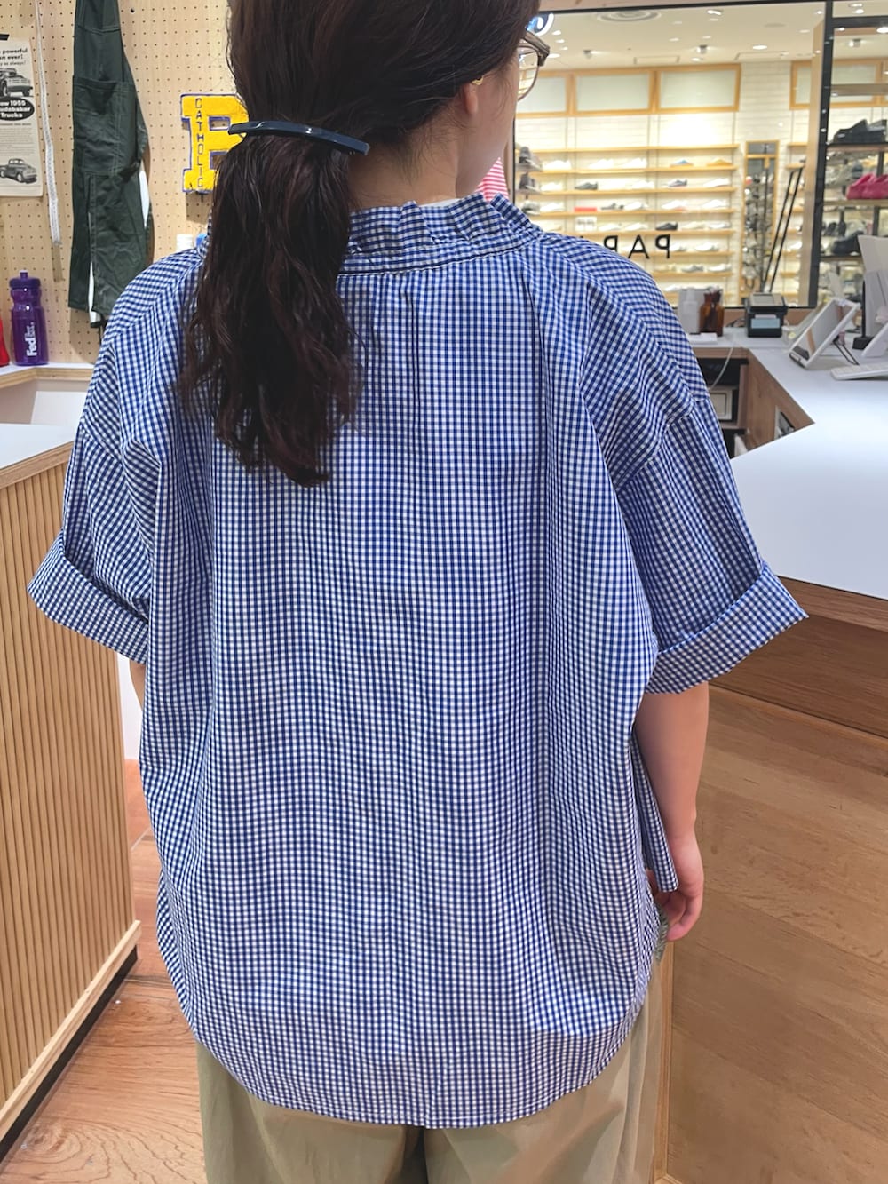 ブルー系のシャツ/ブラウス、ホワイト系のTシャツ/カットソー、ベージュ系のその他パンツを着用したレディースの春コーディネートの4枚目の写真