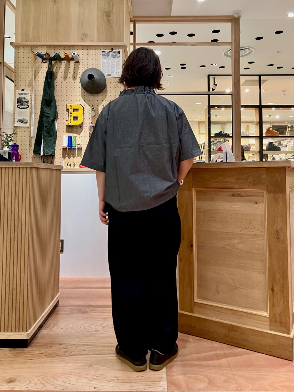 グレー系のシャツ/ブラウス、ブラック系のその他パンツを着用したレディースの春コーディネートの5枚目の写真