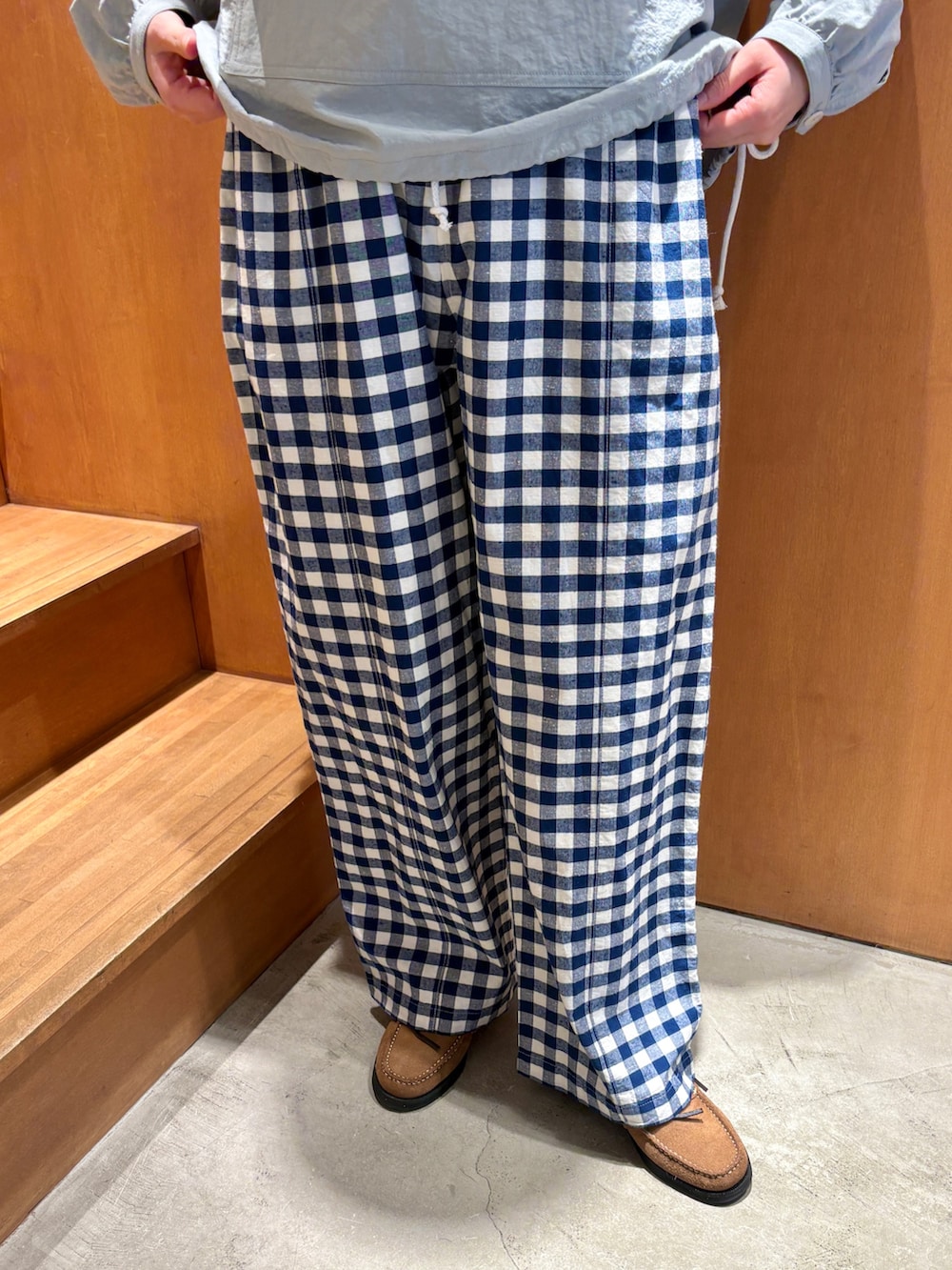 ブルー系のその他アウター、ブルー系のその他パンツ、ベージュ系のモカシン/デッキシューズを着用したレディースの春コーディネートの8枚目の写真