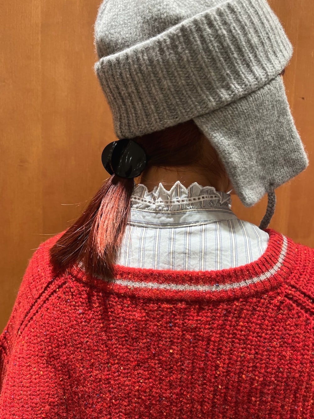 レッド系のニット/セーター、ブルー系のシャツ/ブラウスを着用したレディースの冬コーディネートの5枚目の写真