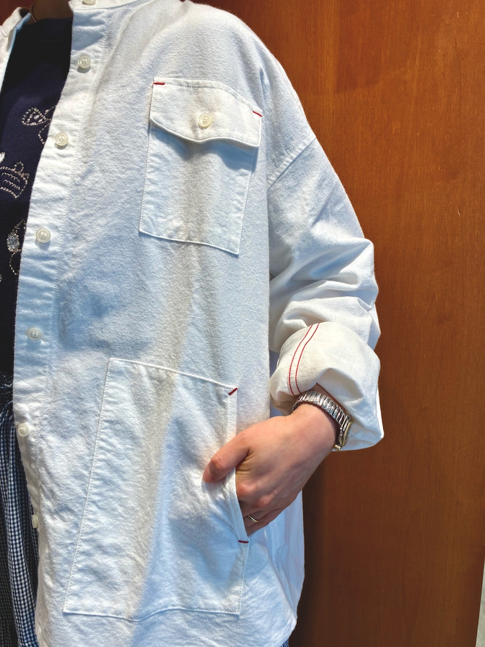 ホワイト系のシャツ/ブラウス、ブルー系のスカート、ベージュ系のモカシン/デッキシューズを着用したレディースの夏コーディネートの5枚目の写真