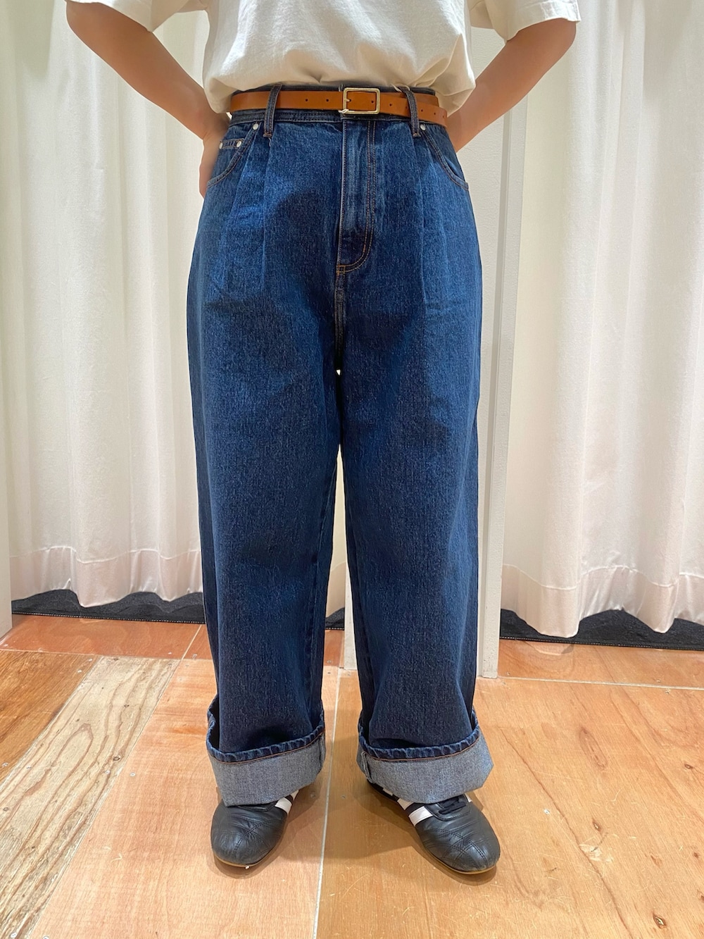 ブルー系のデニムパンツ、ホワイト系のTシャツ/カットソー、ブラウン系のベルトを着用したレディースの夏コーディネートの7枚目の写真