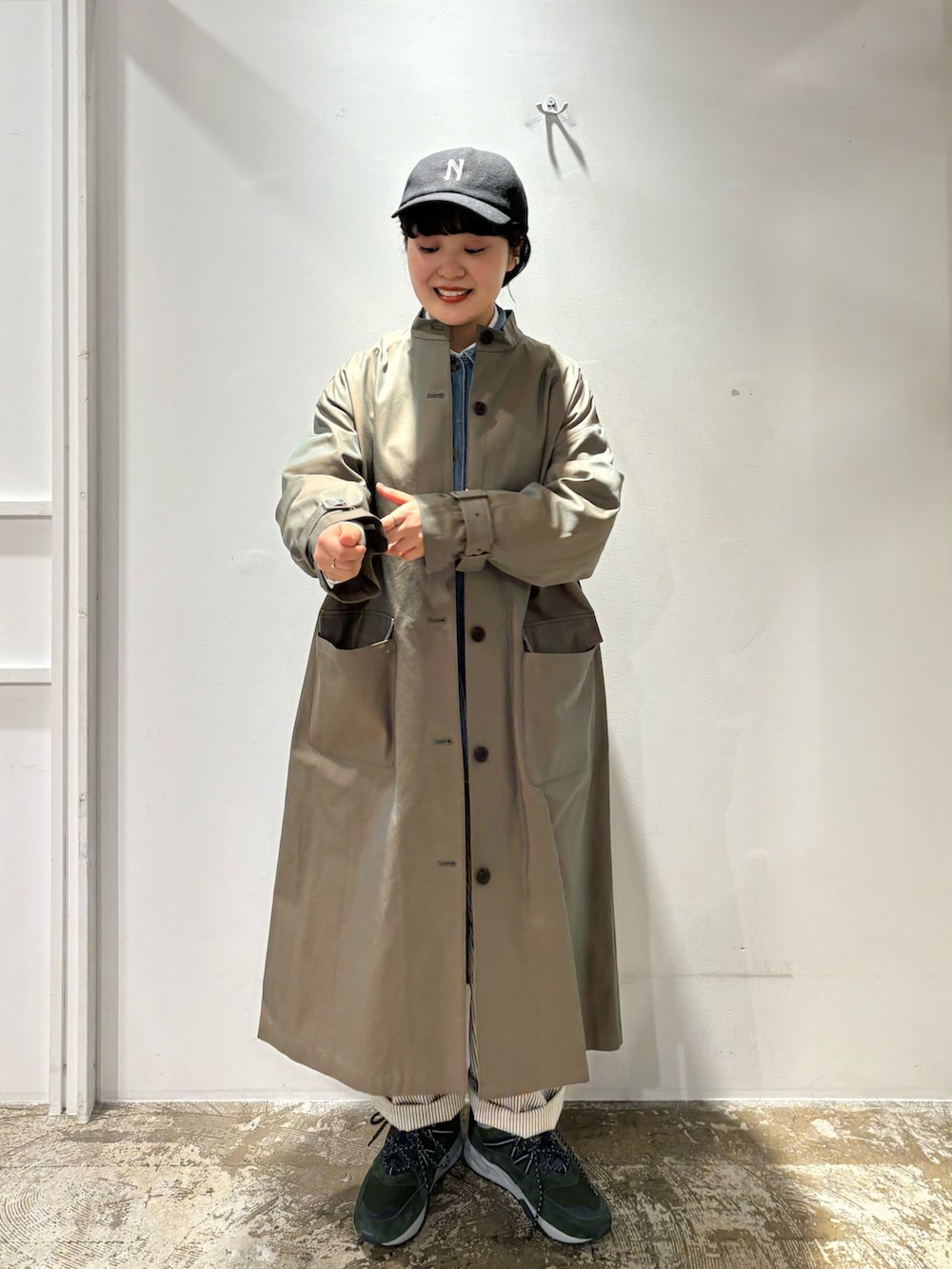 グリーン系のその他アウター、ブルー系のシャツ/ブラウス、グリーン系のその他パンツを着用したレディースの春コーディネートの2枚目の写真