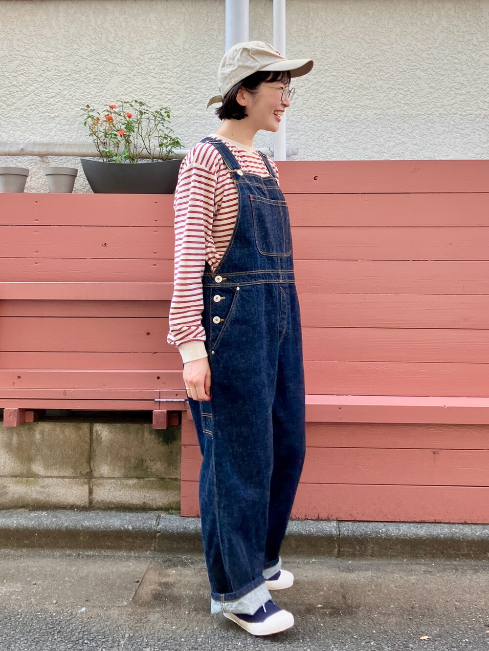 ベージュ系のTシャツ/カットソー、ブルー系のサロペット/オーバーオールを着用したレディースの秋コーディネートの2枚目の写真
