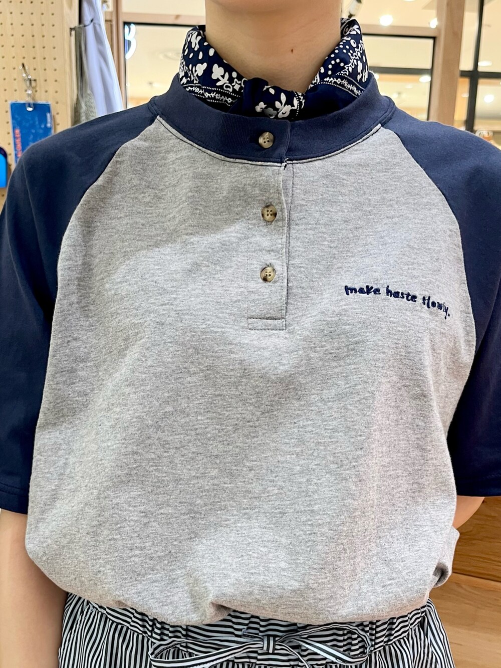 グレー系のTシャツ/カットソー、その他のその他パンツ、ブルー系のバンダナ/スカーフを着用したレディースの夏コーディネートの4枚目の写真