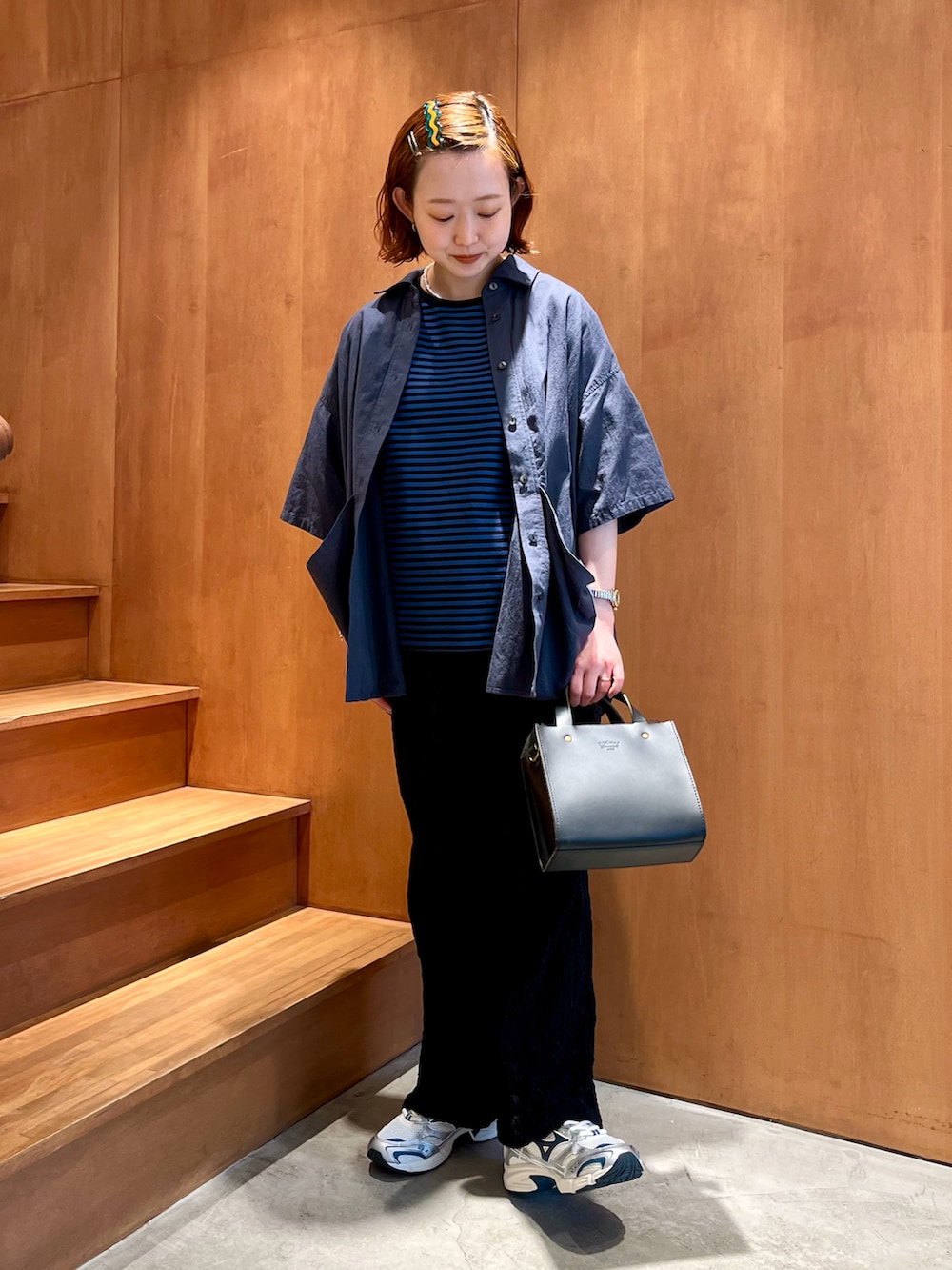 ホワイト系のシャツ/ブラウス、ブルー系のTシャツ/カットソー、ブラック系のその他パンツを着用したレディースの夏コーディネートの2枚目の写真