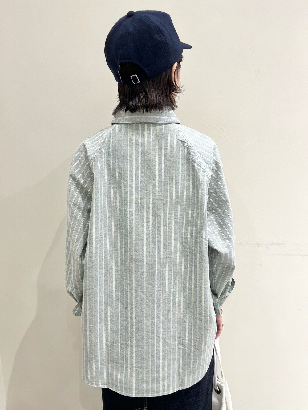 グリーン系のシャツ/ブラウス、ホワイト系のトートバッグを着用したレディースの夏コーディネートの4枚目の写真